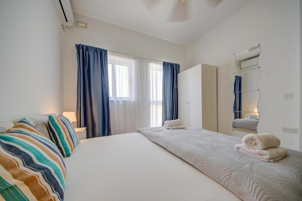 Azure Haven - Gzira Apartments And Penthouse By Shortletsmalta Habitación foto
